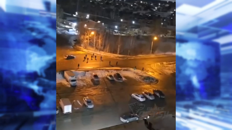 Под Новосибирском мужчины устроили перестрелку и разгромили машины