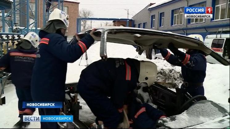В Новосибирске спасатели-новобранцы сдают экзамен