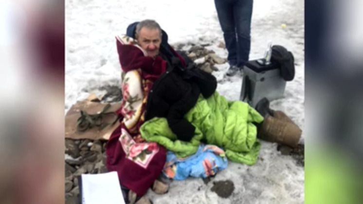 Новосибирец провалился под лёд при спасении тонущего рыбака на Затоне