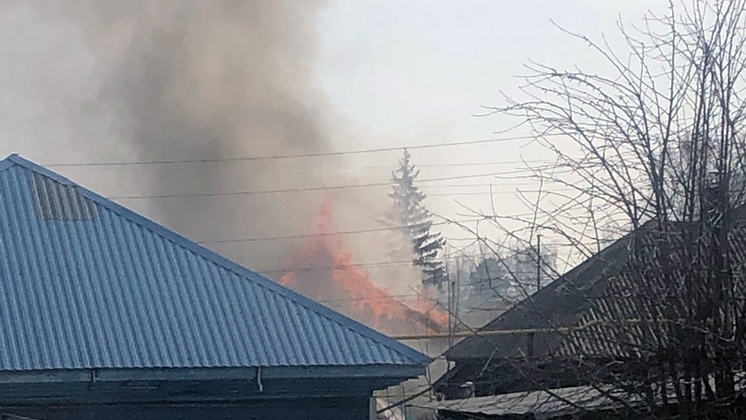 Опасное возгорание в частном секторе потушили новосибирские пожарные