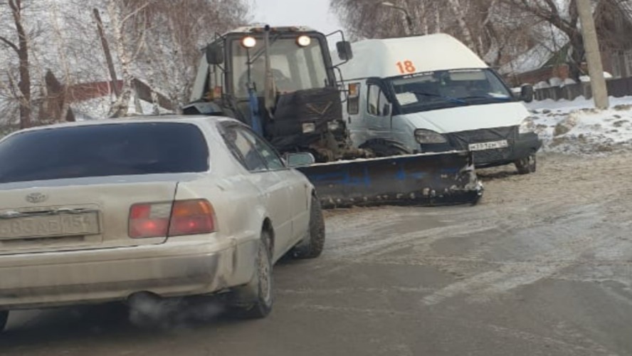 Снегоуборочный трактор протаранил маршрутное такси в Бердске