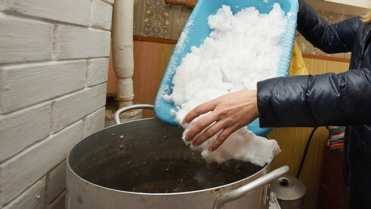 Жители новосибирского села Павловка пьют воду из снега