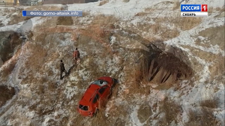 В Республике Алтай автомобилистка сорвалась на машине с обрыва и едва не замерзла насмерть