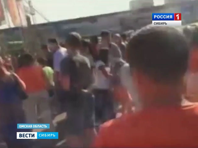 Зрители взяли штурмом цирк-шапито в Омске