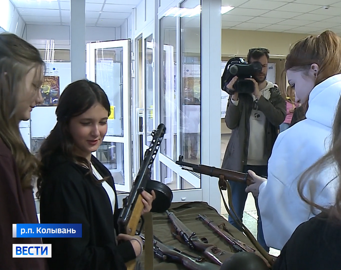 Девушки с оружием Девушки с оружием