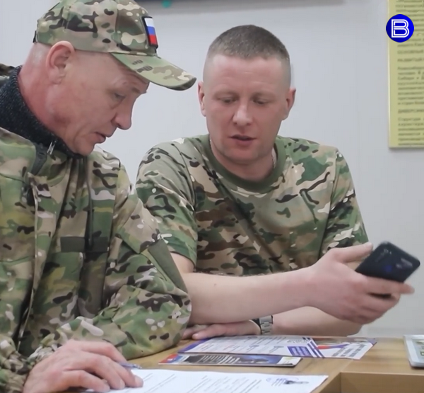 Желающие служить по контракту изучают документы