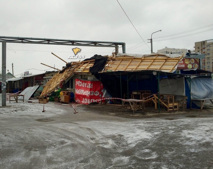 В Новосибирске из-за сильного ветра металлический лист отлетел от забора и повредил машину