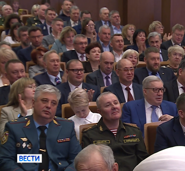 Присутствовали не только городские депутаты, но и глава региона, руководители министерств и муниципальных ведомств, областные парламентарии, митрополит. Присутствовали не только городские депутаты, но и глава региона, руководители министерств и муниципальных ведомств, областные парламентарии, митрополит.
