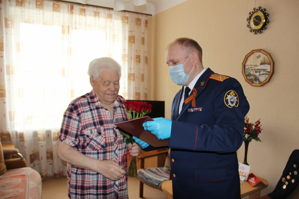 Новосибирские следователи поздравили ветерана с 76-ой годовщиной Великой Победы Новосибирские следователи поздравили ветерана с 76-ой годовщиной Великой Победы