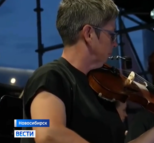 Анна играет на скрипке