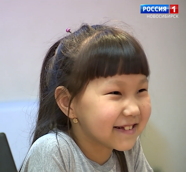 Девочка смеётся Девочка смеётся