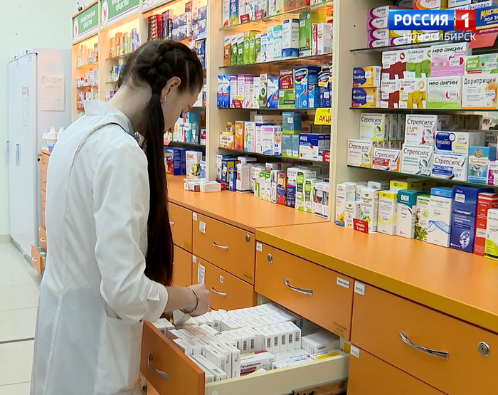 Провизор ищет лекарство в аптеке