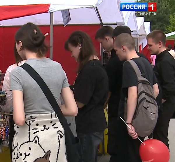 Люди на выставке Люди на выставке