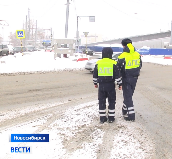 Сотрудники ДПС проверяют водителей Сотрудники ДПС проверяют водителей