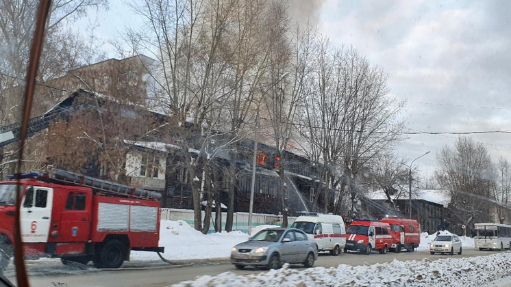 В Ленинском районе Новосибирска загорелся дом