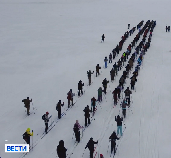 Участники марафона идут по лыжне