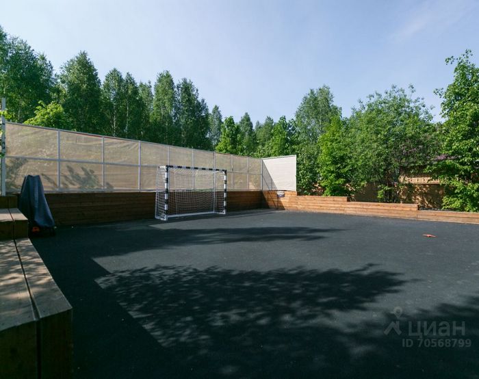 Особняк с футбольным полем продают за 77 миллионов рублей в Новосибирске Особняк с футбольным полем продают за 77 миллионов рублей в Новосибирске