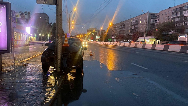 После автомобильного тарана фонарного столба две женщины оказались в больнице Новосибирска