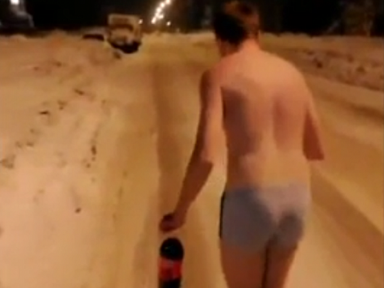Мужчина проспорил и прошелся по Новосибирску в одних трусах (видео)