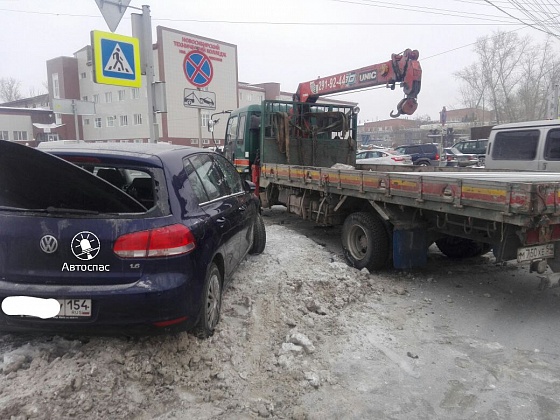 Самогруз устроил массовую аварию в Ленинском районе Новосибирска