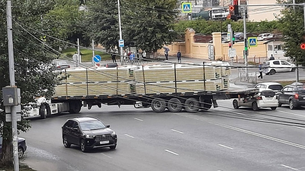 В Новосибирске грузовик столкнулся с легковушкой и перегородил проезжую часть