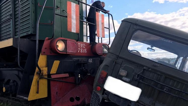 В Новосибирской области грузовой поезд протаранил УАЗ