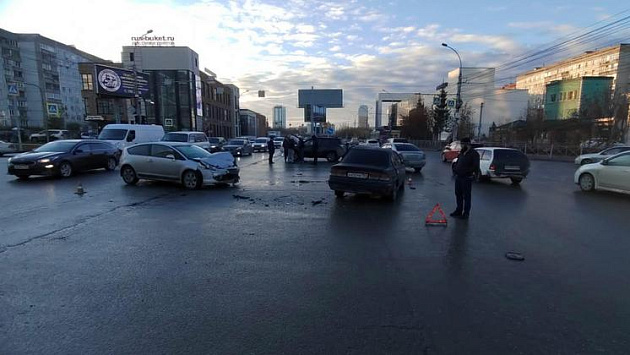 Два человека пострадали из-за столкновения машин на улице Ипподромской в Новосибирске