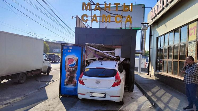 Легковой автомобиль протаранил киоск с мантами и самсой в Новосибирске