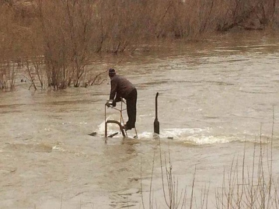 Студенты веревкой вытащили тракториста из реки в Новосибирской области 