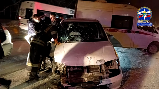 В Новосибирске пьяный водитель на иномарке врезался в столб освещения