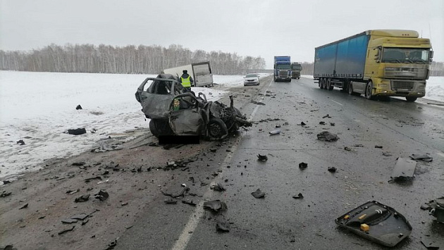 Автомобиль разорвало на части в жуткой аварии с двумя фурами на новосибирской трассе