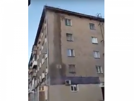 «Горячий душ» полился из вентиляции пятиэтажки на улицу в Новосибирске 