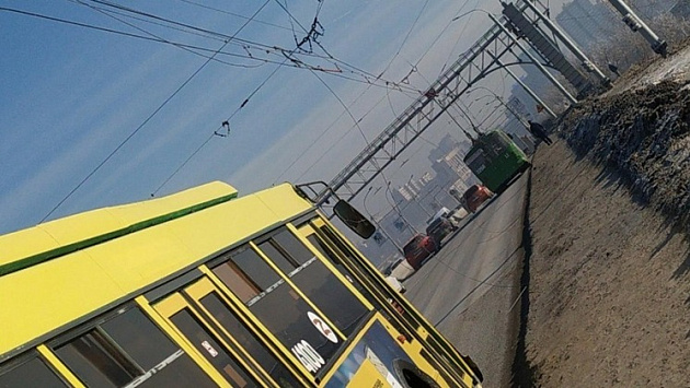 На Октябрьском мосту Новосибирска оборвался провод по маршруту троллейбусов