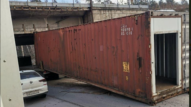 В Новосибирске водитель грузовика с плохим глазомером уронил контейнер на дорогу