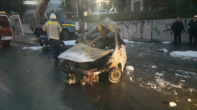Три человека погибли в горящем автомобиле в Новосибирске