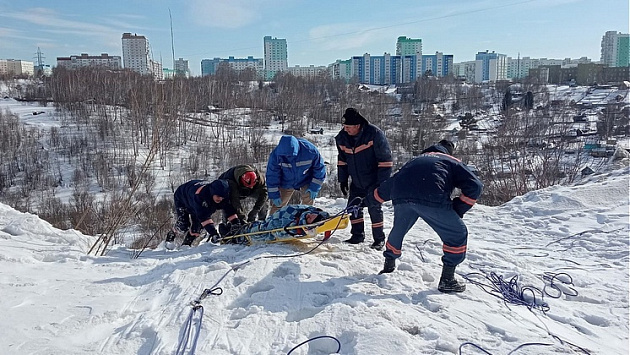 Спасатели вытащили из оврага пролежавшего несколько часов в снегу лыжника в Новосибирске