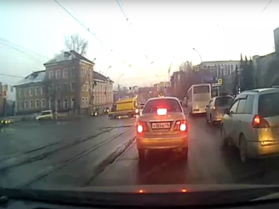 Водитель Honda не пропустил реанимобиль в Новосибирске на оживленном перекрестке (видео)