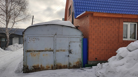 Новосибирские приставы заставили горожанина снести незаконные гараж и дровник
