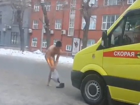 Голый мужчина напал на машину скорой помощи в центре Новосибирска