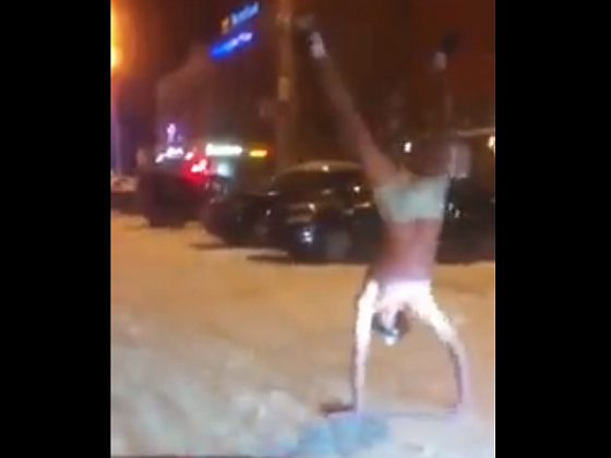 Новосибирец проспорил и прошелся голым на руках по площади Ленина