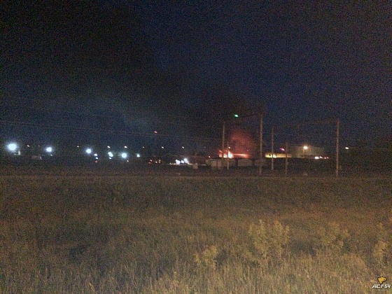 Почти пять часов тушили крупный пожар на складе под Новосибирском