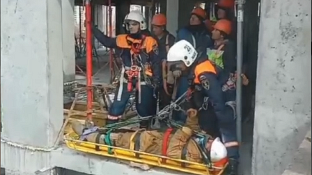 В Новосибирске спасатели пришли на помощь упавшему с высоты строителю