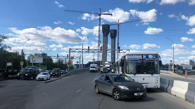 В Новосибирске из-за столкновения автобуса №13 с иномаркой пострадала пятилетняя пассажирка