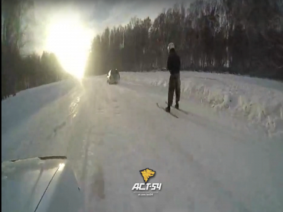 Под Новосибирском лыжник-экстремал прокатился по трассе за авто 