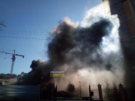 В Новосибирске у строящегося жилого комплекса загорелась подстанция