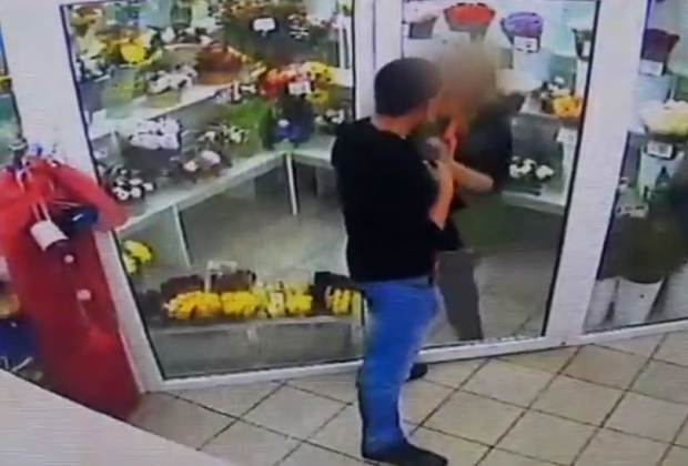 В Новосибирске трое грабителей заперли в холодильнике продавца цветочного магазина