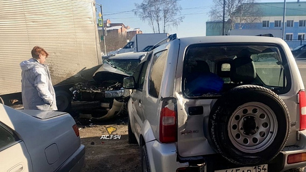 На улице Немировича-Данченко в Новосибирске жёстко столкнулись четыре автомобиля