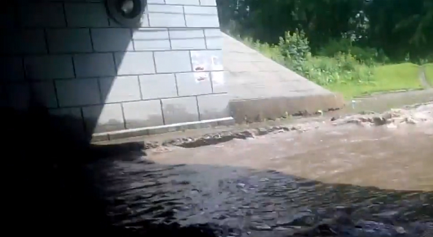 В Новосибирске ливень затопил подъезд к Димитровскому мосту