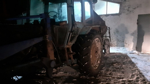 17-летний новосибирец попал под трактор на ферме и погиб