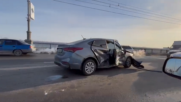 Четыре автомобиля врезались на Октябрьском мосту Новосибирска